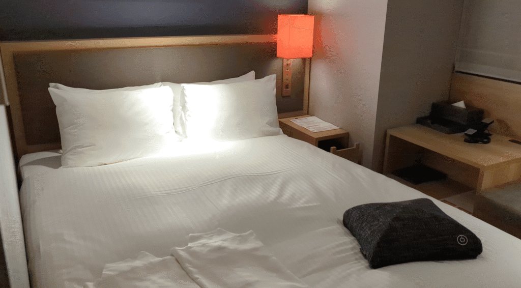 Hotel Forza Osaka Kitahama double room featuring a comfortable bed.
